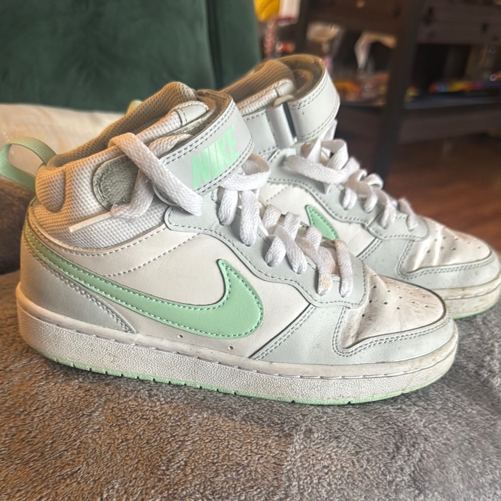 Nike Kids High-Top Sneakers - White and Green